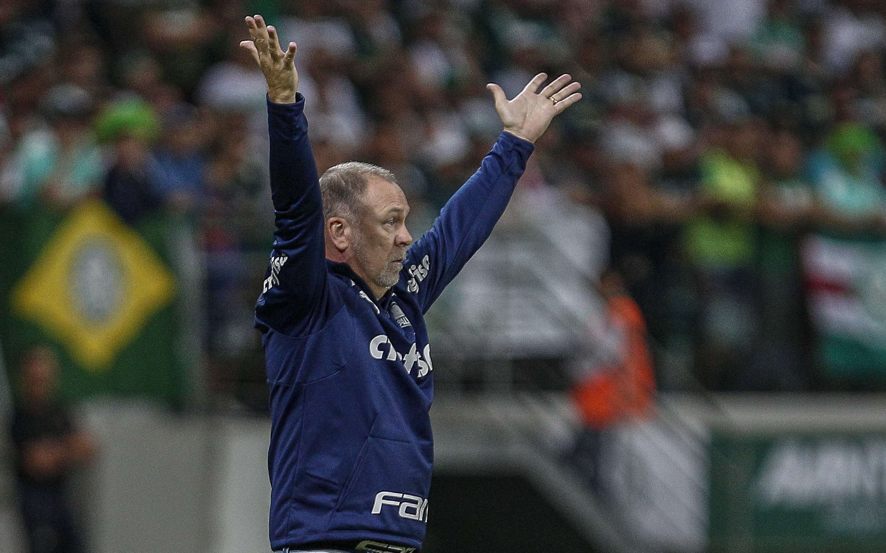 Mano Menezes gesticula no jogo entre Palmeiras e Cruzeiro