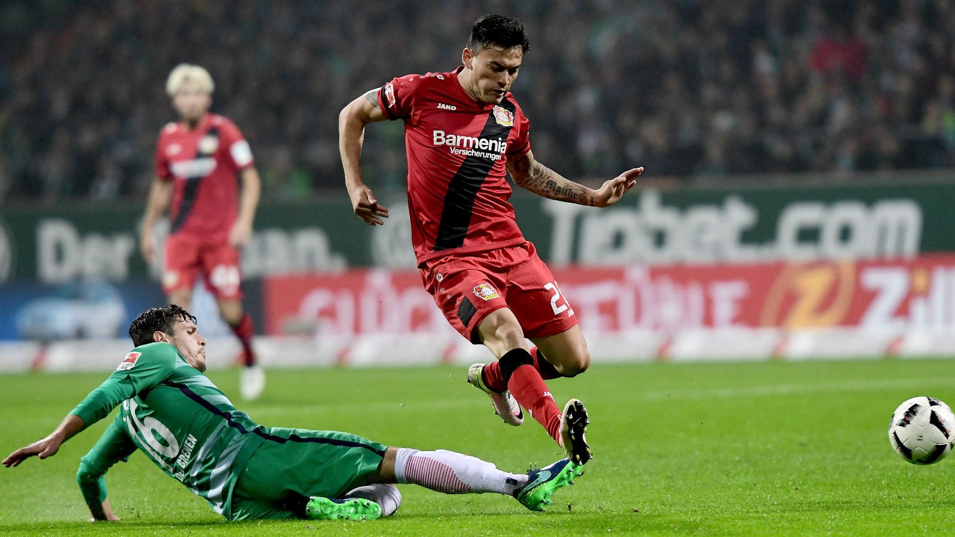 ZLATKO JUNUZOVIC WERDER BREMEN CHARLES ARANGUIZ BAYER LEVERKUSEN GERMAN BUNDESLIGA 15102016