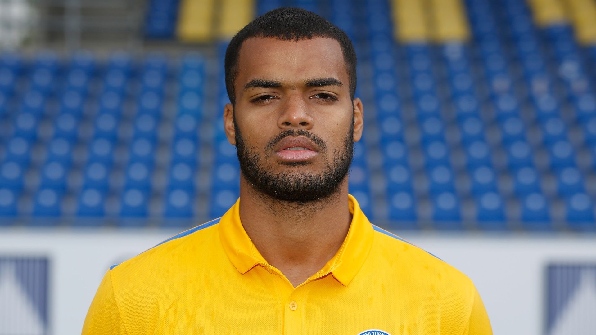 Phil Ofosu-Ayeh of Eintracht Braunschweig