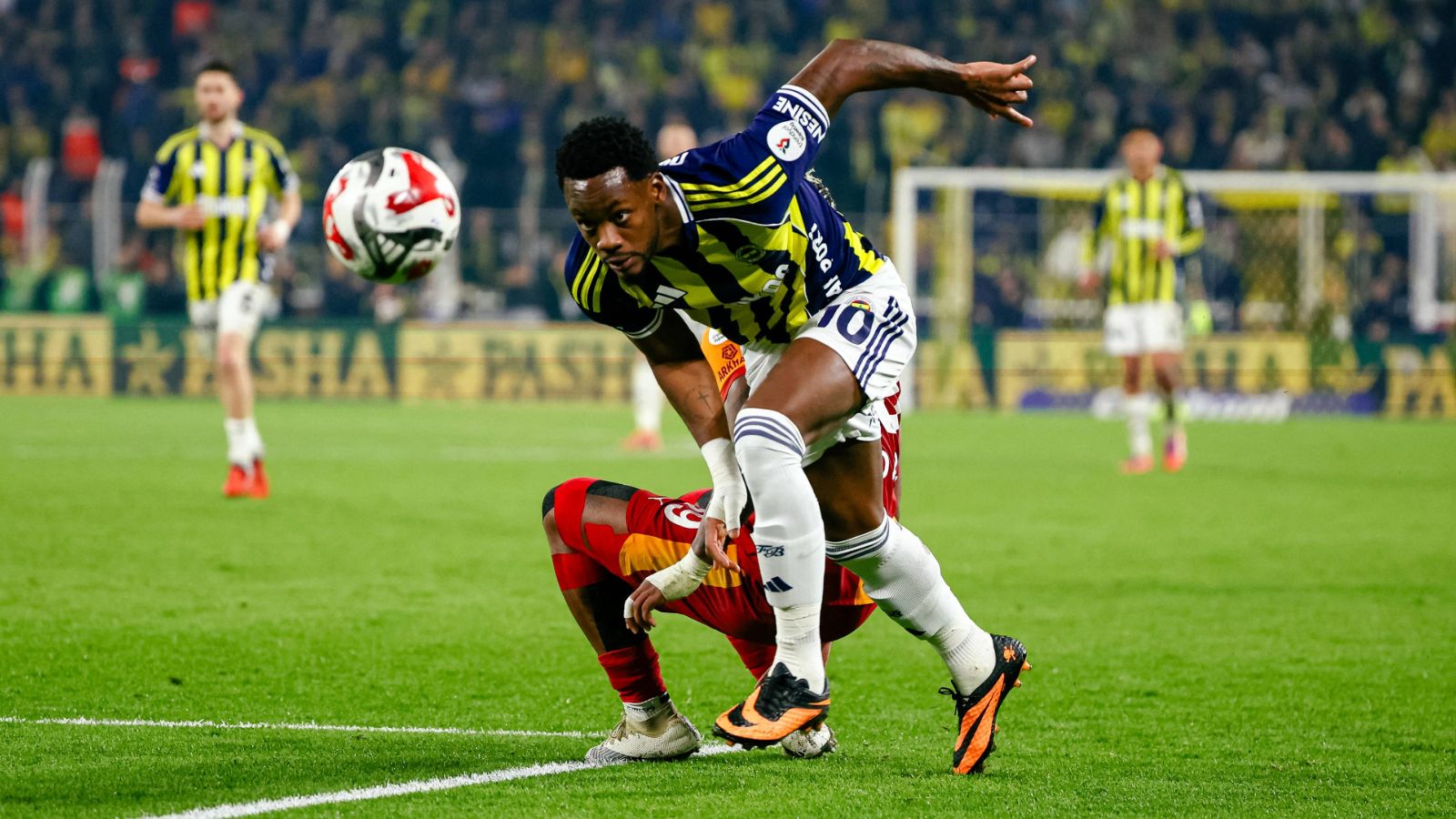 Jhon Duran im Zweikampf