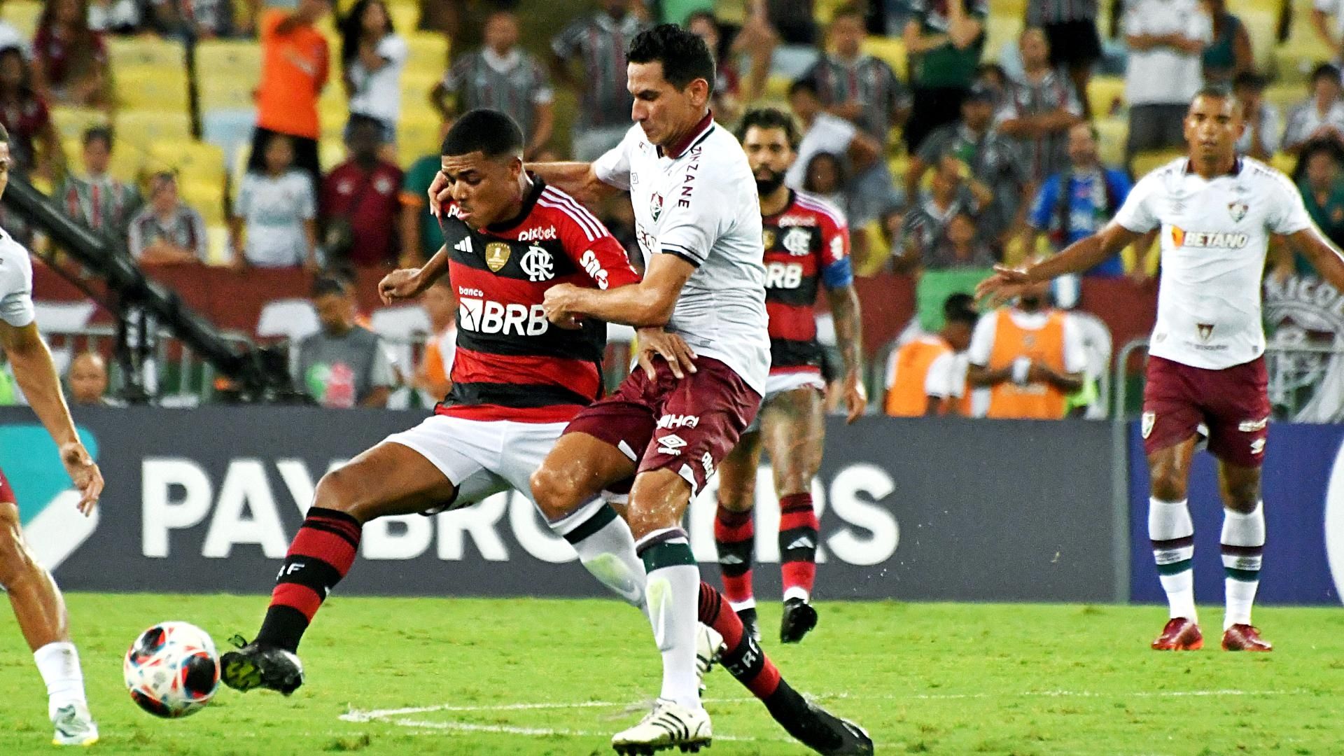 Igor Jesus e Ganso disputam bola em Flamengo x Fluminense, pela primeira fase do Carioca 2023