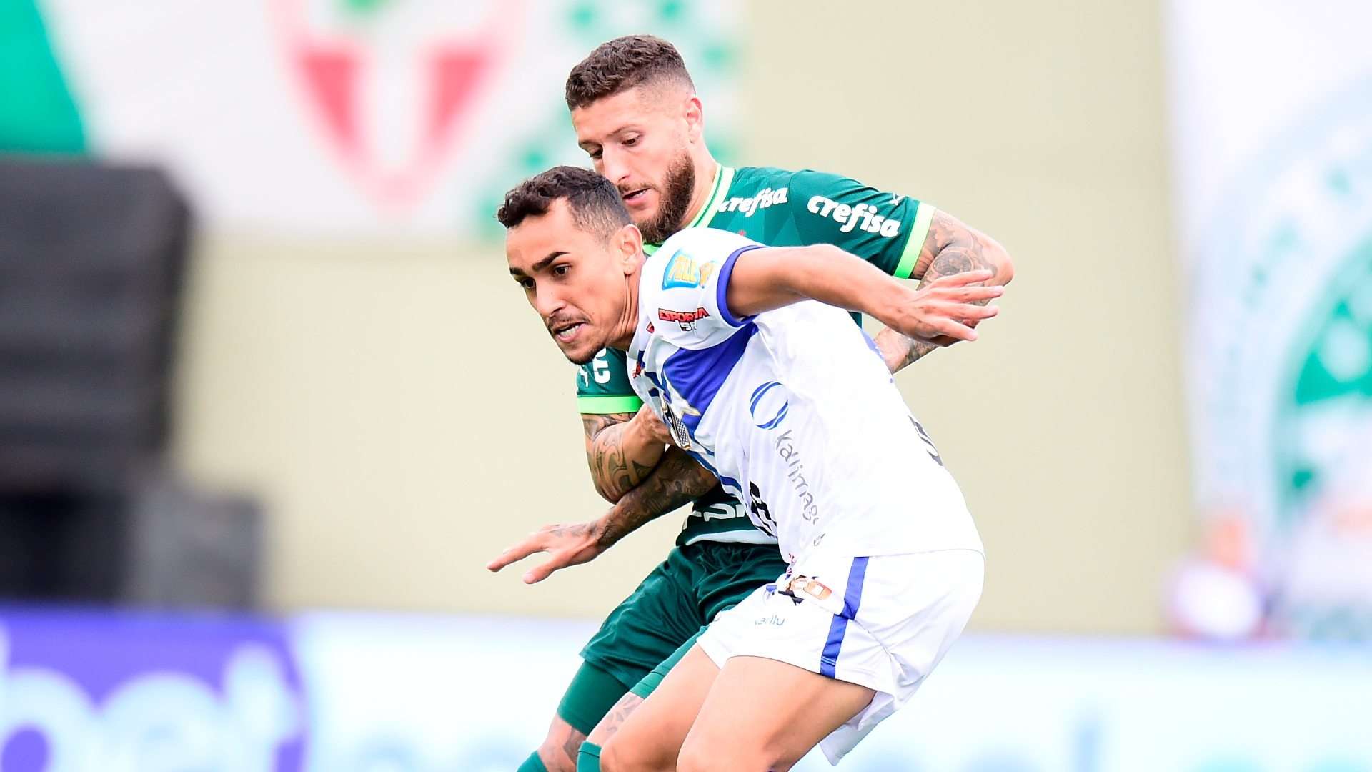 Luan Dias e Zé Rafael disputam bola em Água Santa x Palmeiras, na final do Paulistão 2023