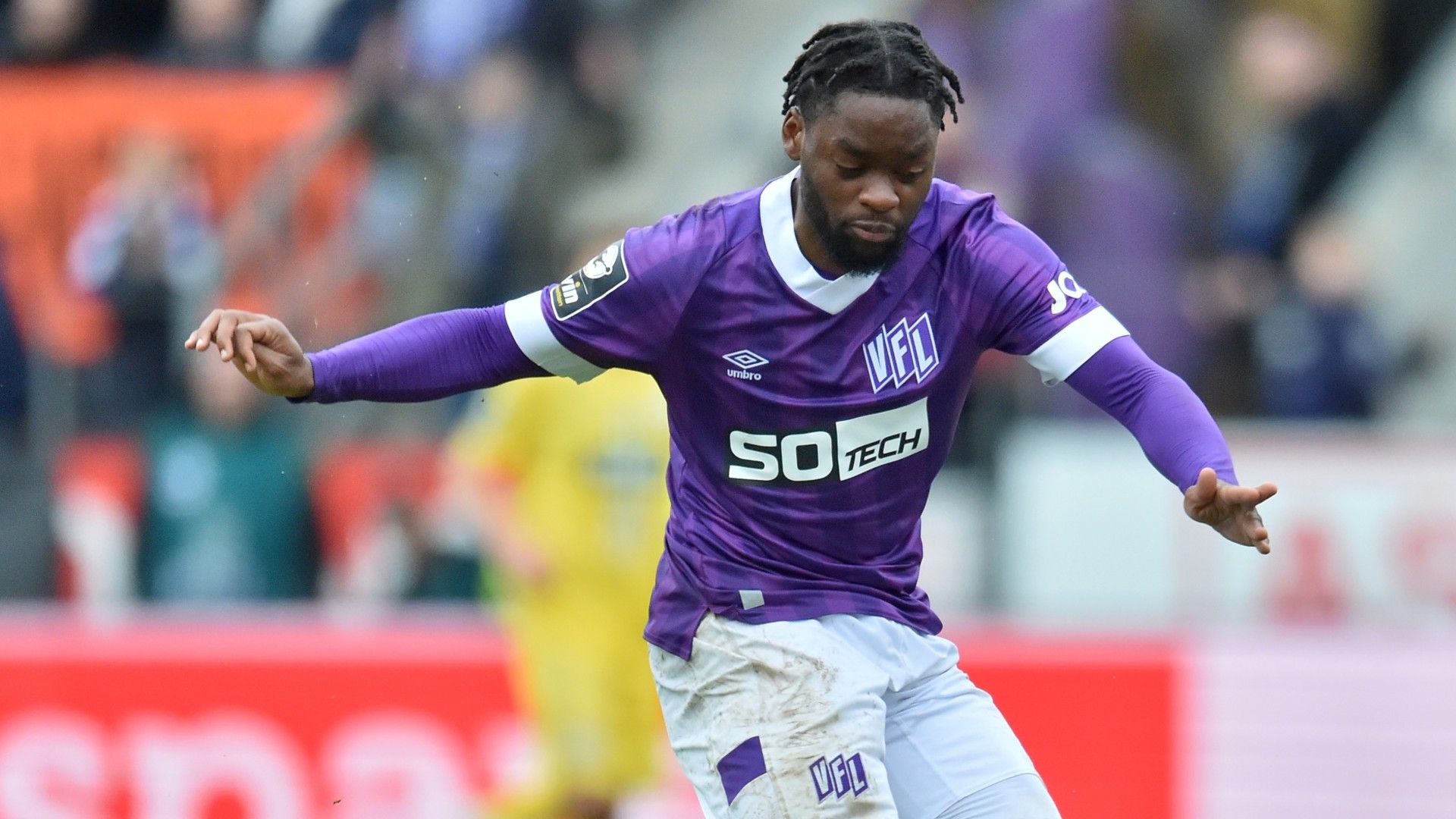 Ba-Muaka Simakala of Osnabrueck makes the goal 