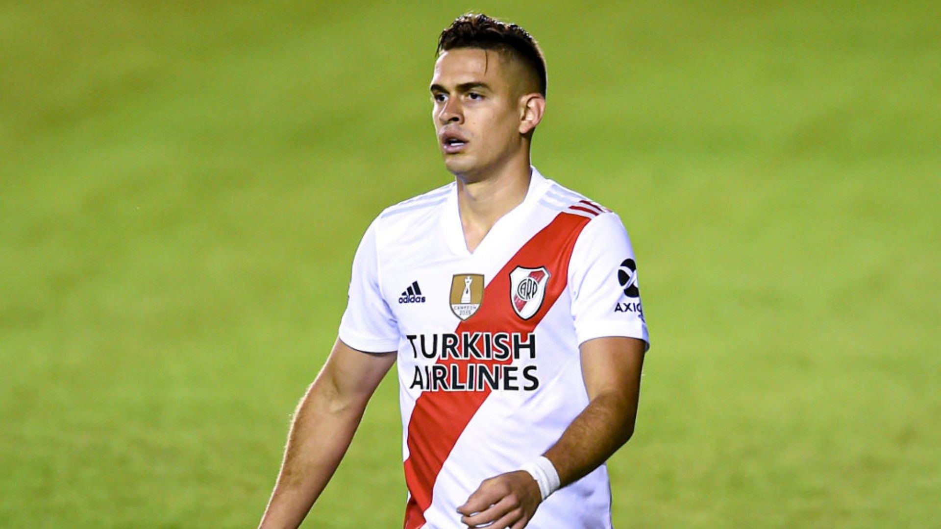 Rafael santos borré disputa un partido con River