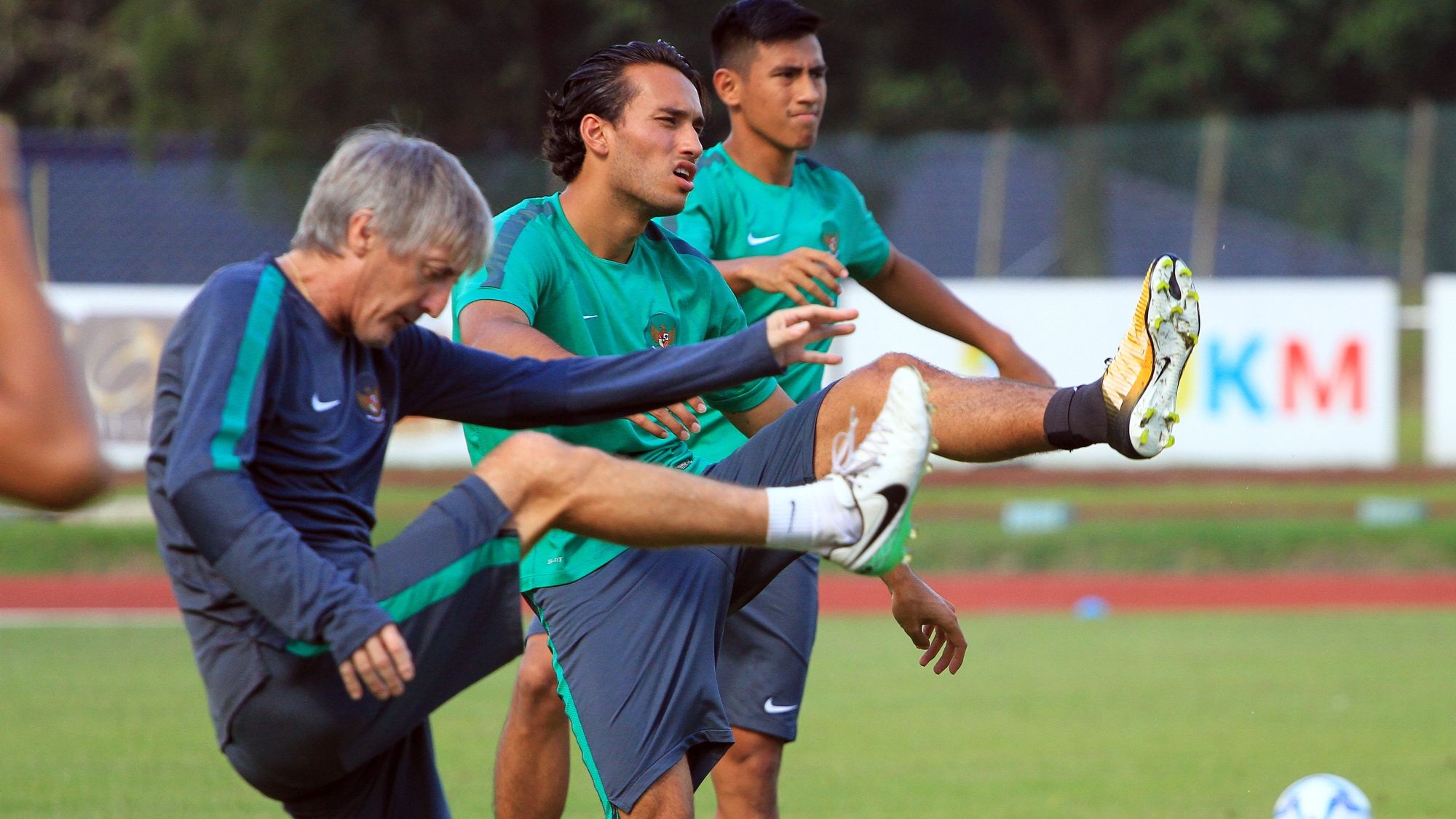 Ezra Walian - Latihan Indonesia