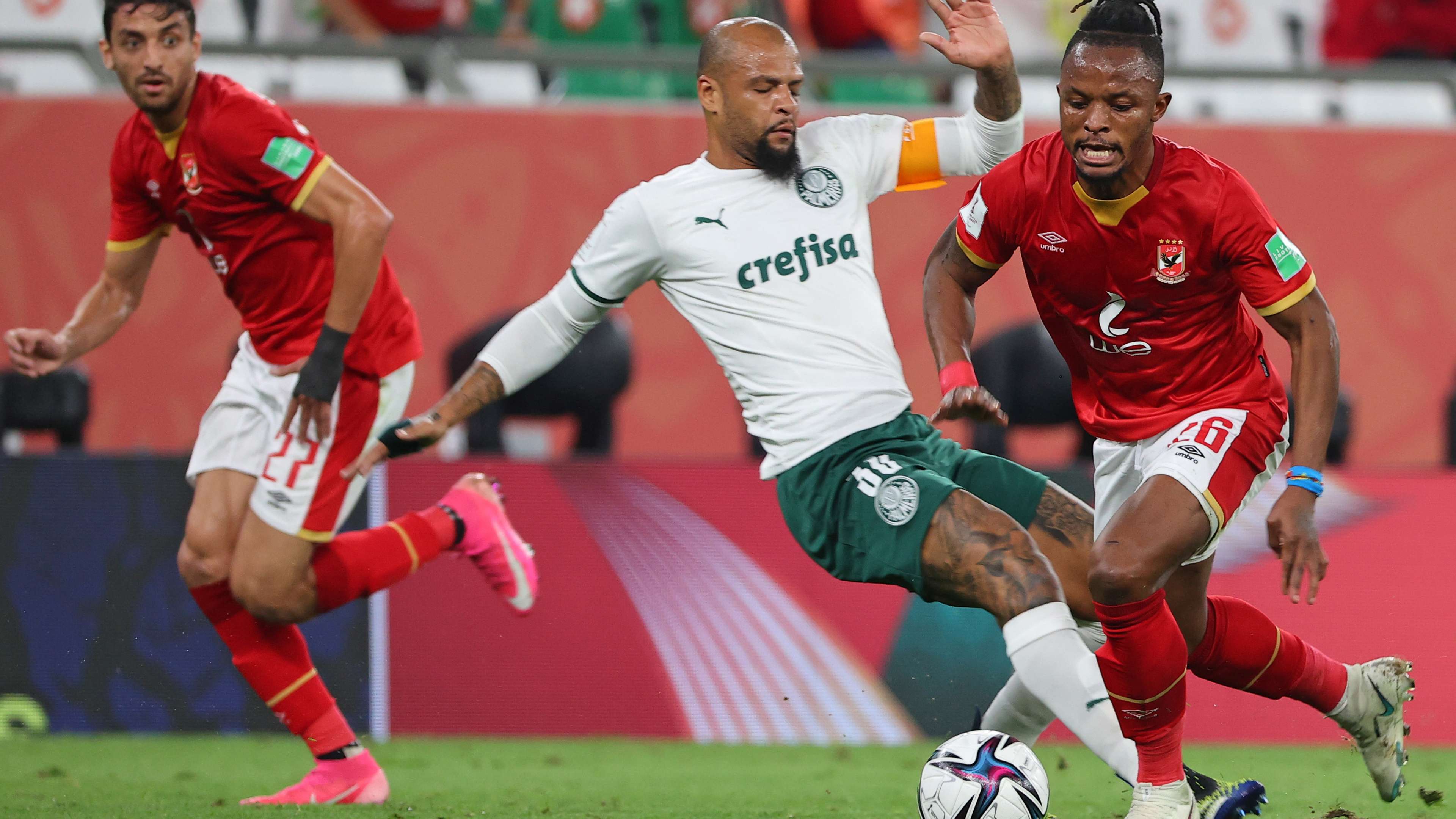 Felipe Melo disputa bola em Palmeiras x Al-Ahly