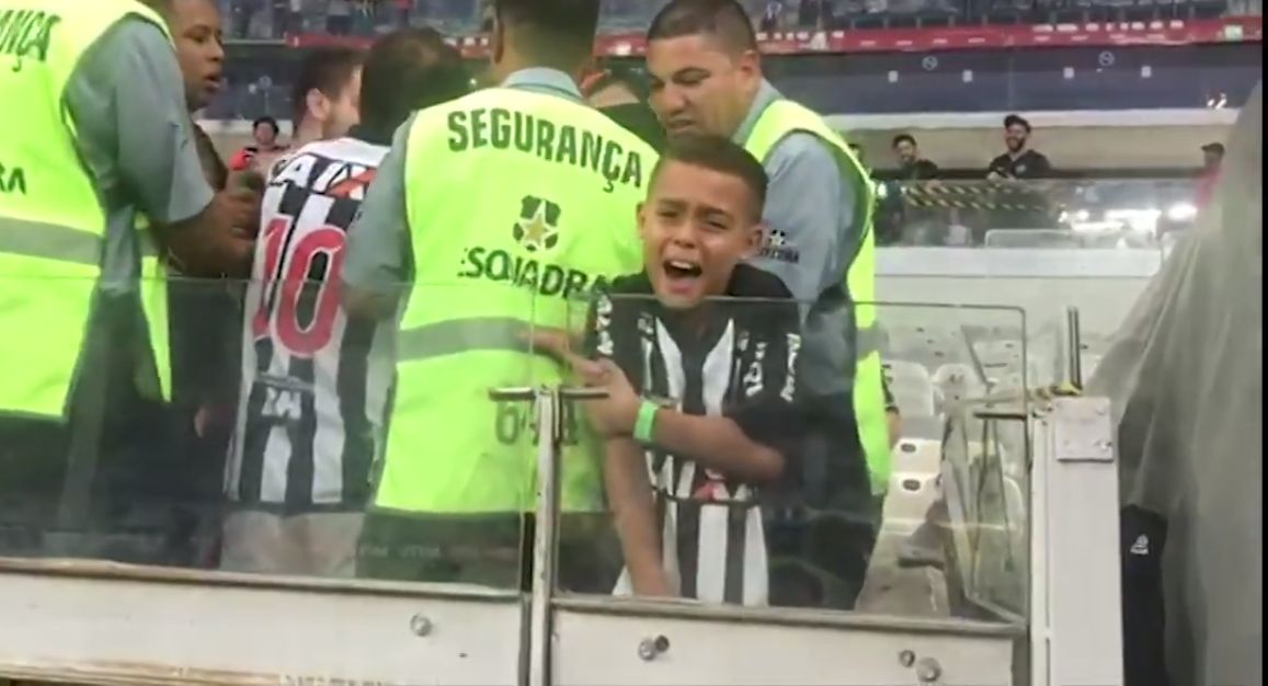 Garoto atleticano chora após ter camisa arrancada de suas mãos