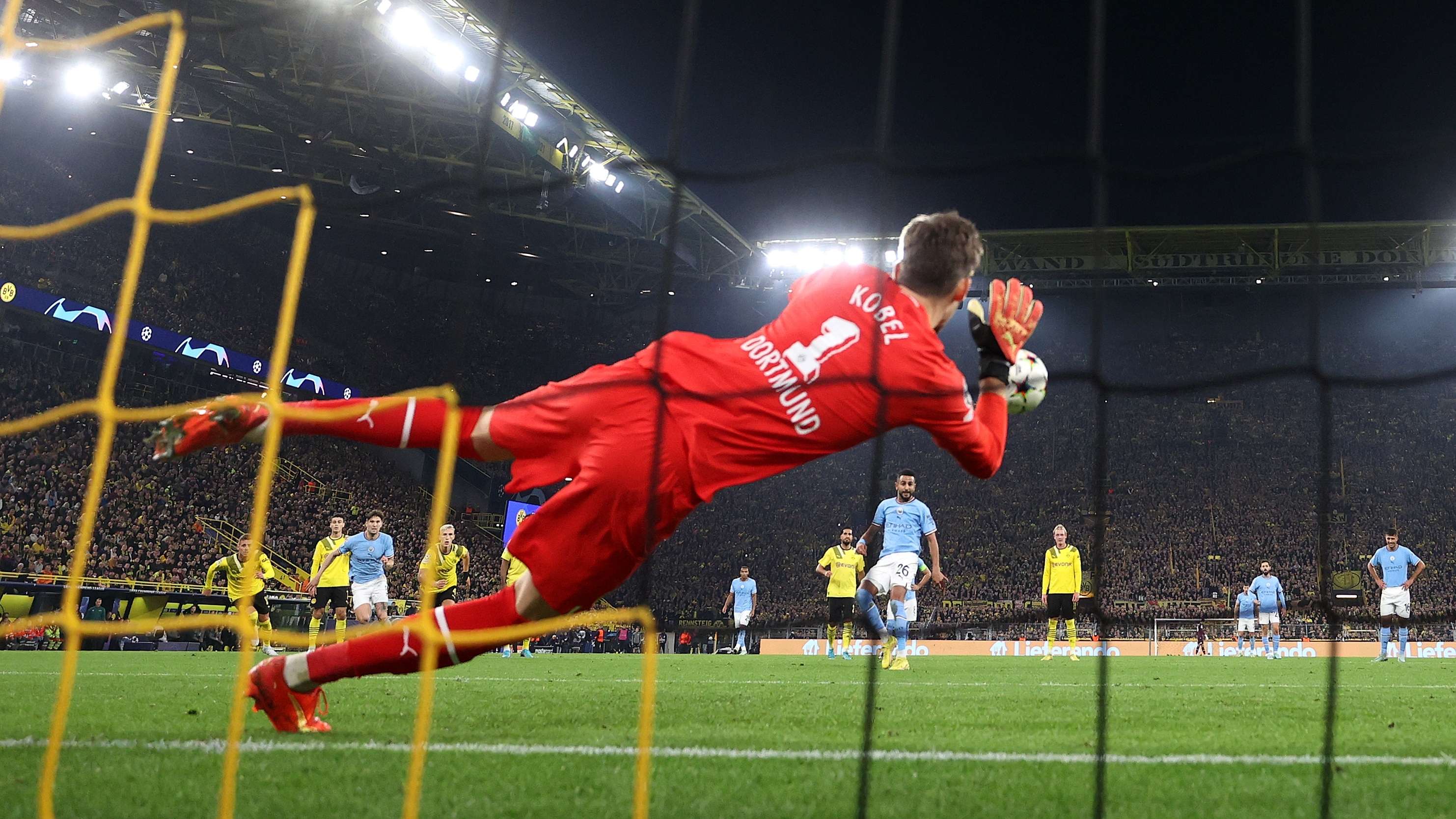 Gregor Kobel Penalty save City BVB 2022-23