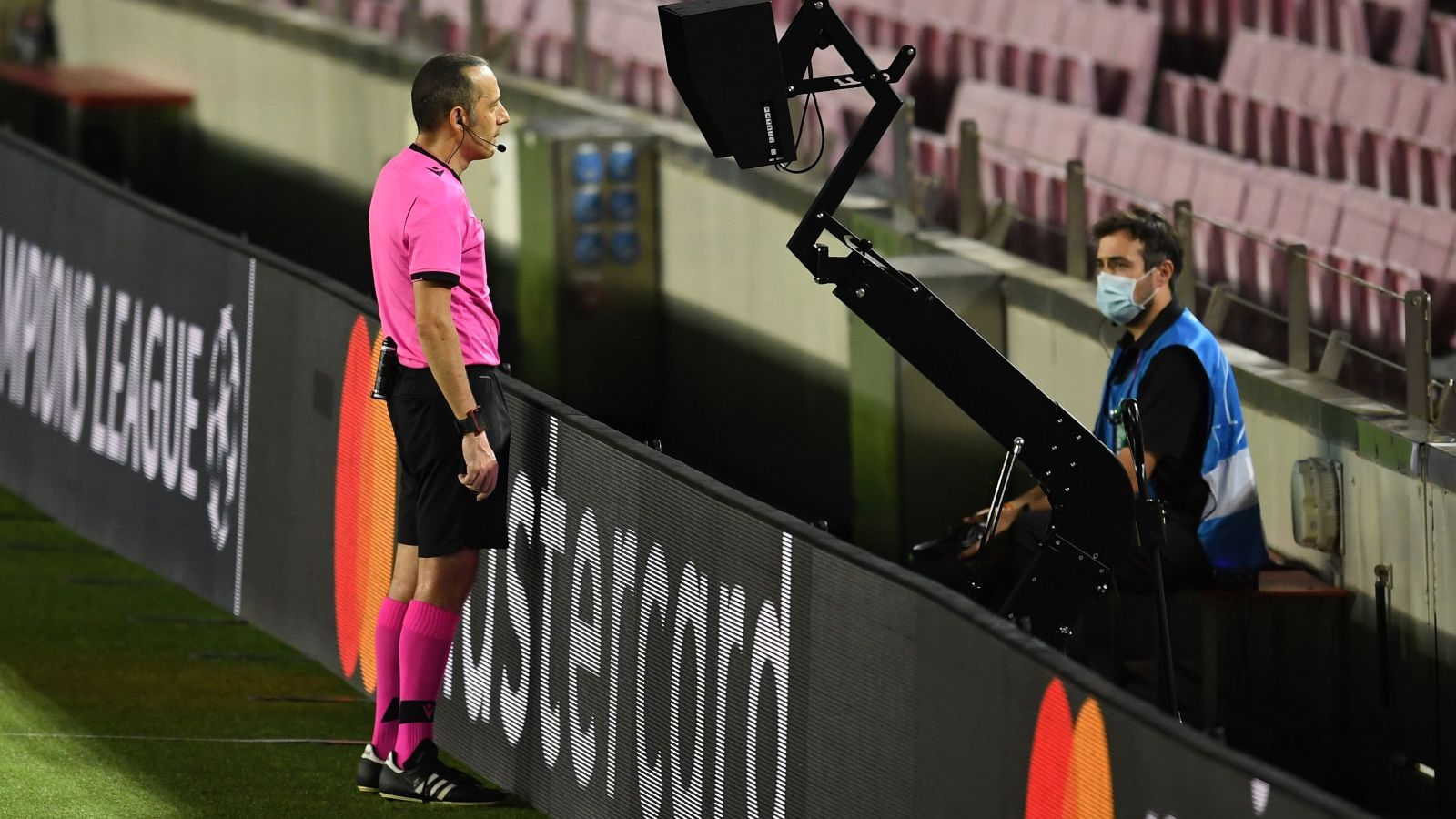 barcelona napoli uefa champions league cuneyt çakir var