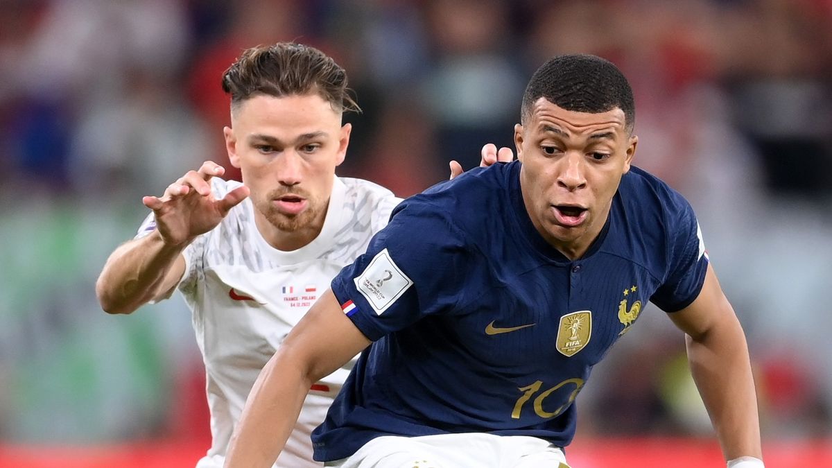 Matty Cash w pojedynku z Kylianem Mbappé na mundialu 2022
