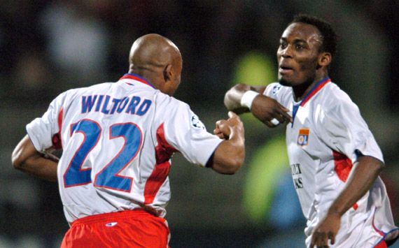 Lyon's Ghanean midfielder Michael Essien (R), Sylvain Wiltord