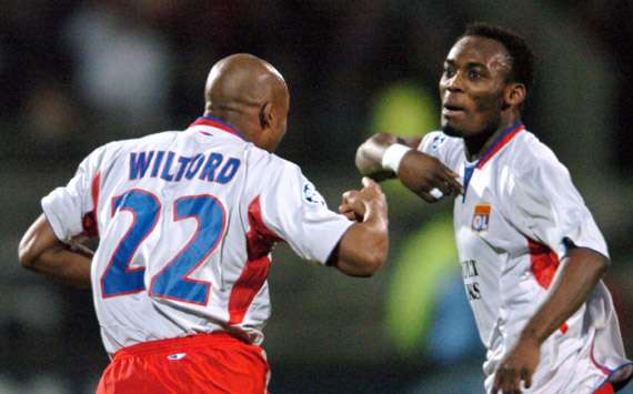 Lyon's Ghanean midfielder Michael Essien (R), Sylvain Wiltord