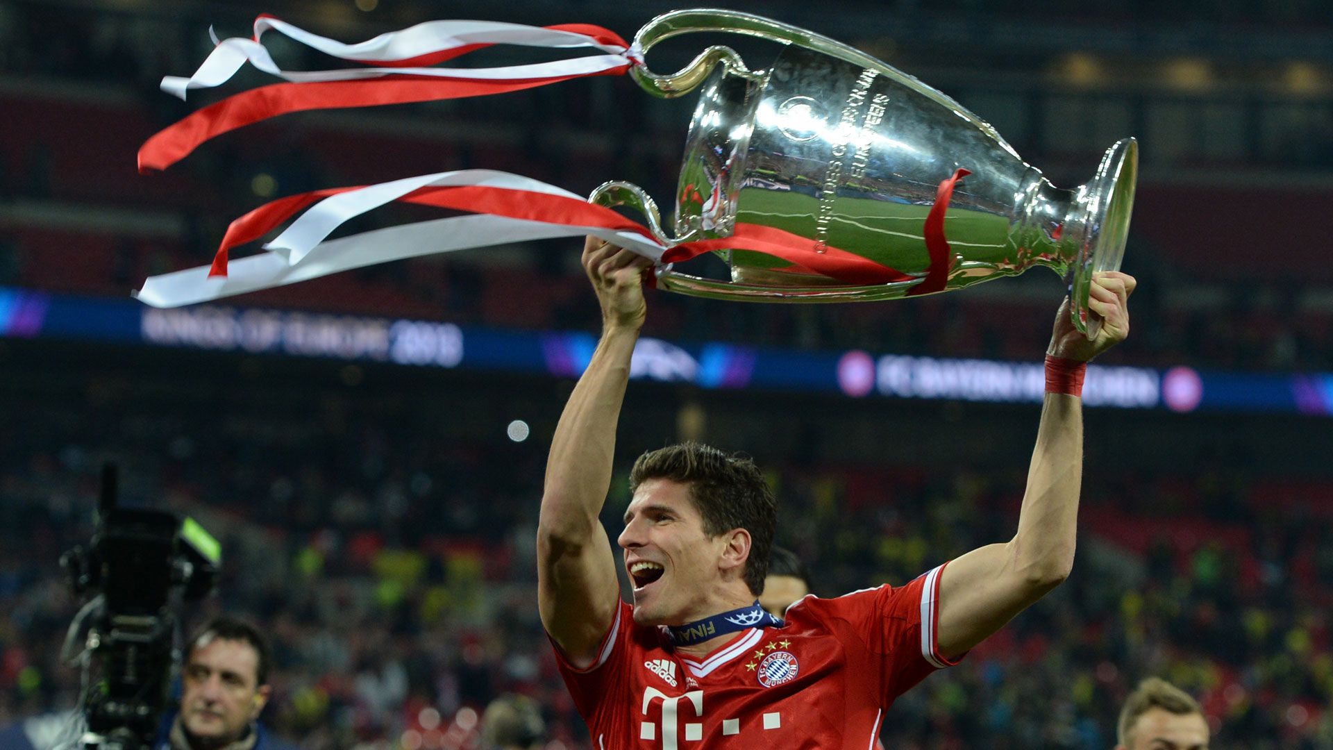 "Er hat das ganze Spiel revolutioniert": Mario Gomez hebt Star des FC Bayern München auf eine Stufe mit Lionel Messi