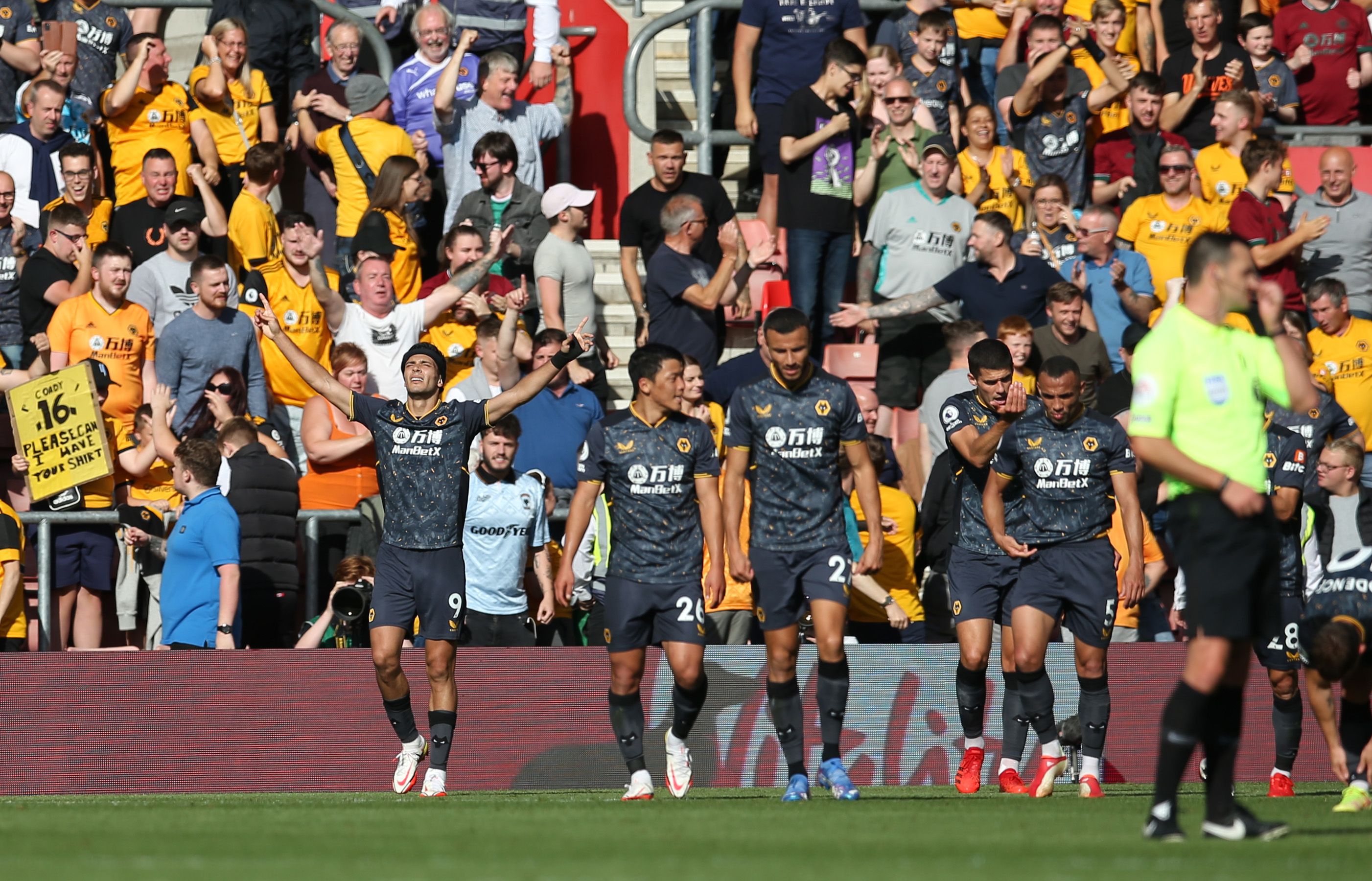 wolverhampton Hwang hee chan