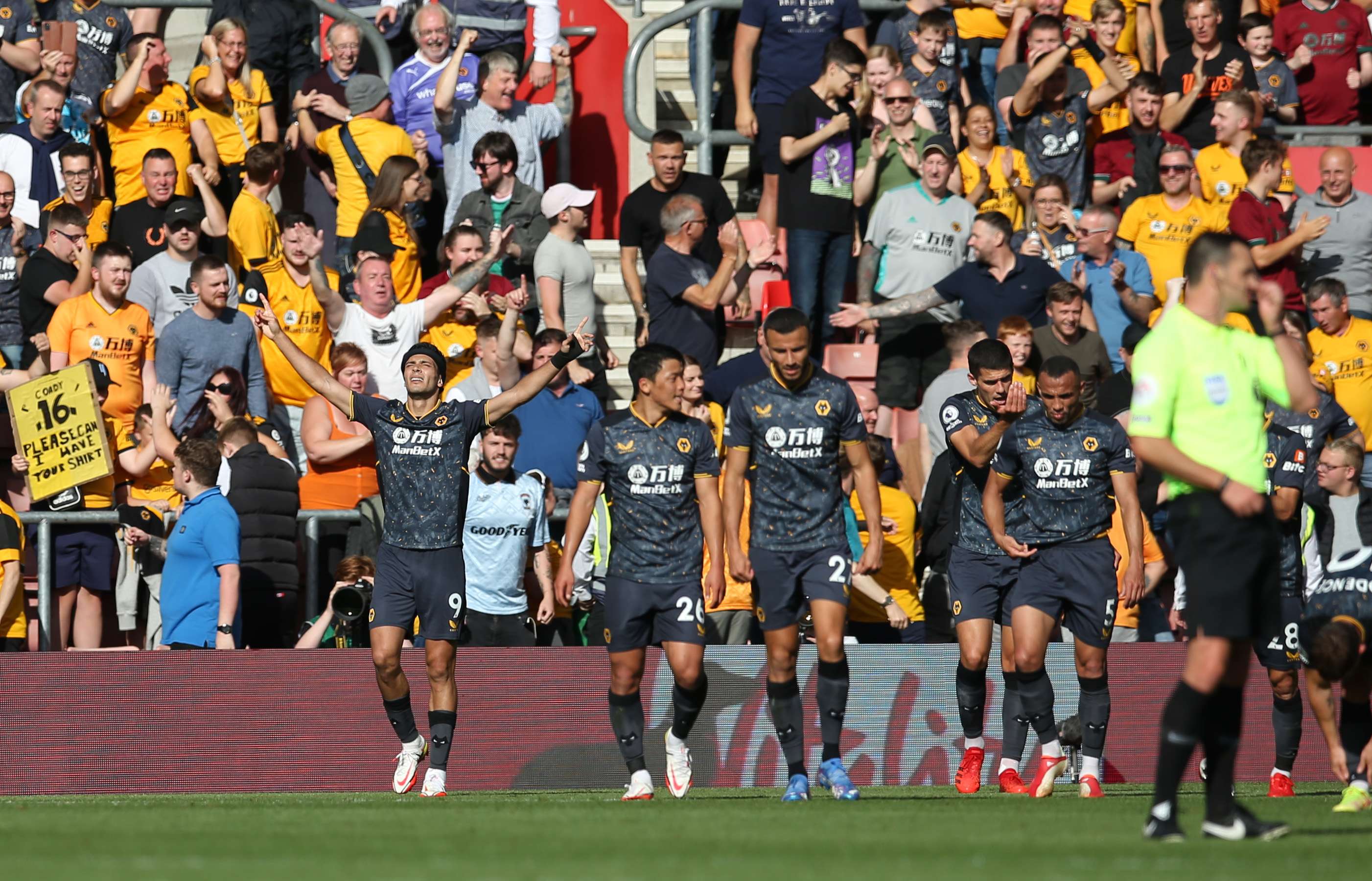 wolverhampton Hwang hee chan