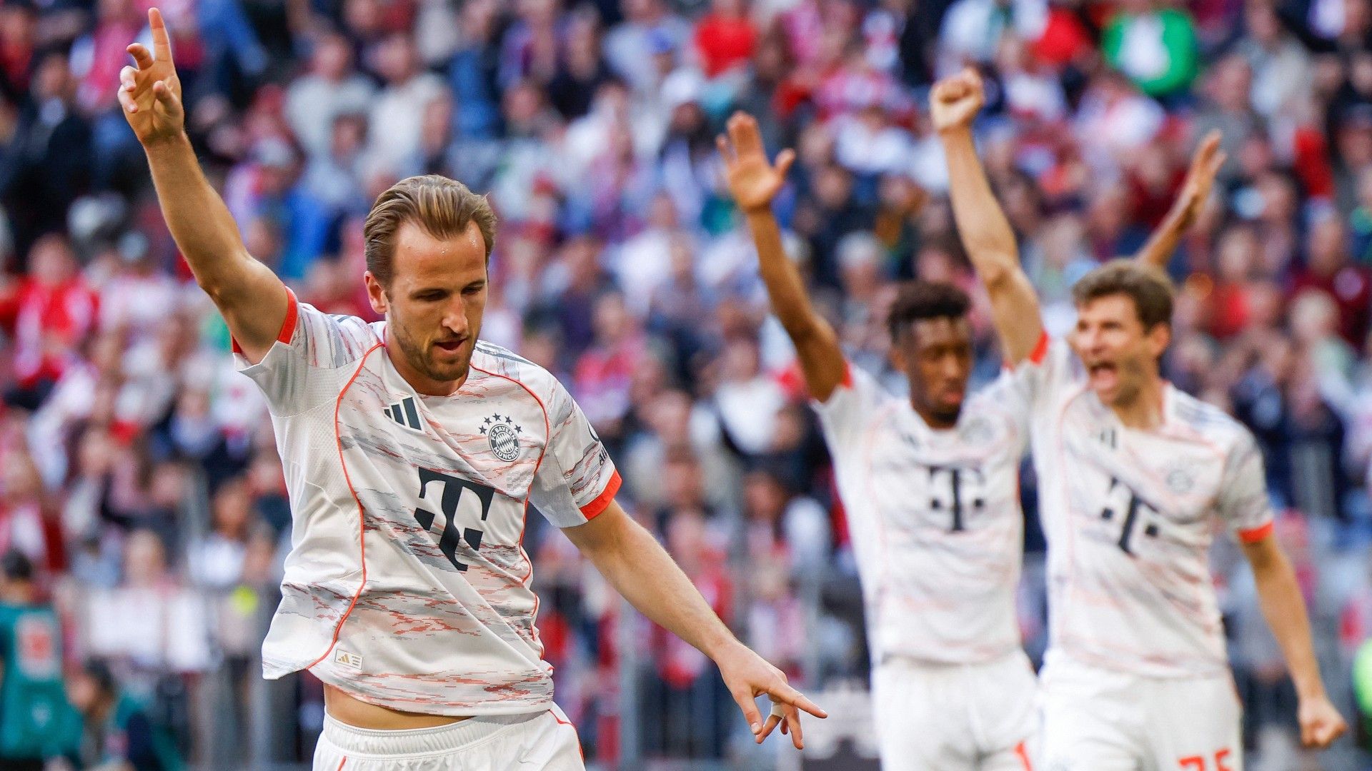 Bayern Munich's English forward #09 Harry Kane celebrates scoring the opening goal with his teammates