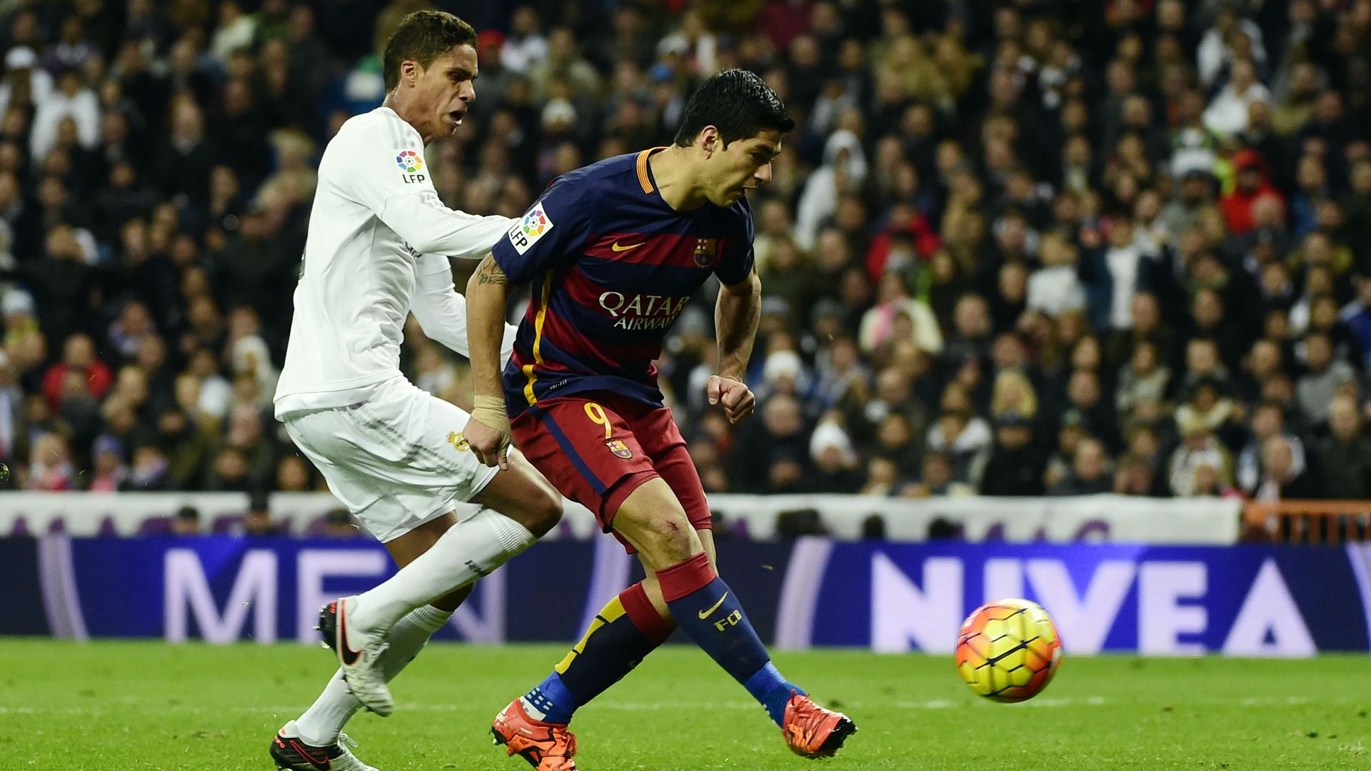 Real Madrid FC Barcelona Raphael Varane Luis Suarez 21112015