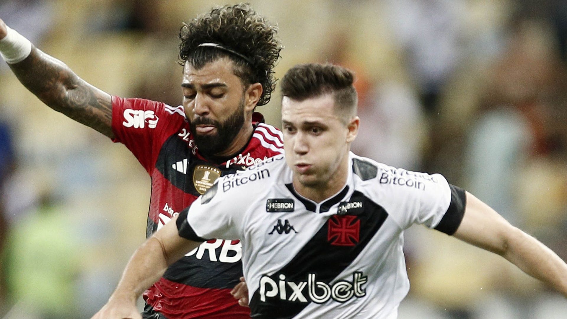 Gabigol e Piton disputam bola em um Flamengo e Vasco de 2023