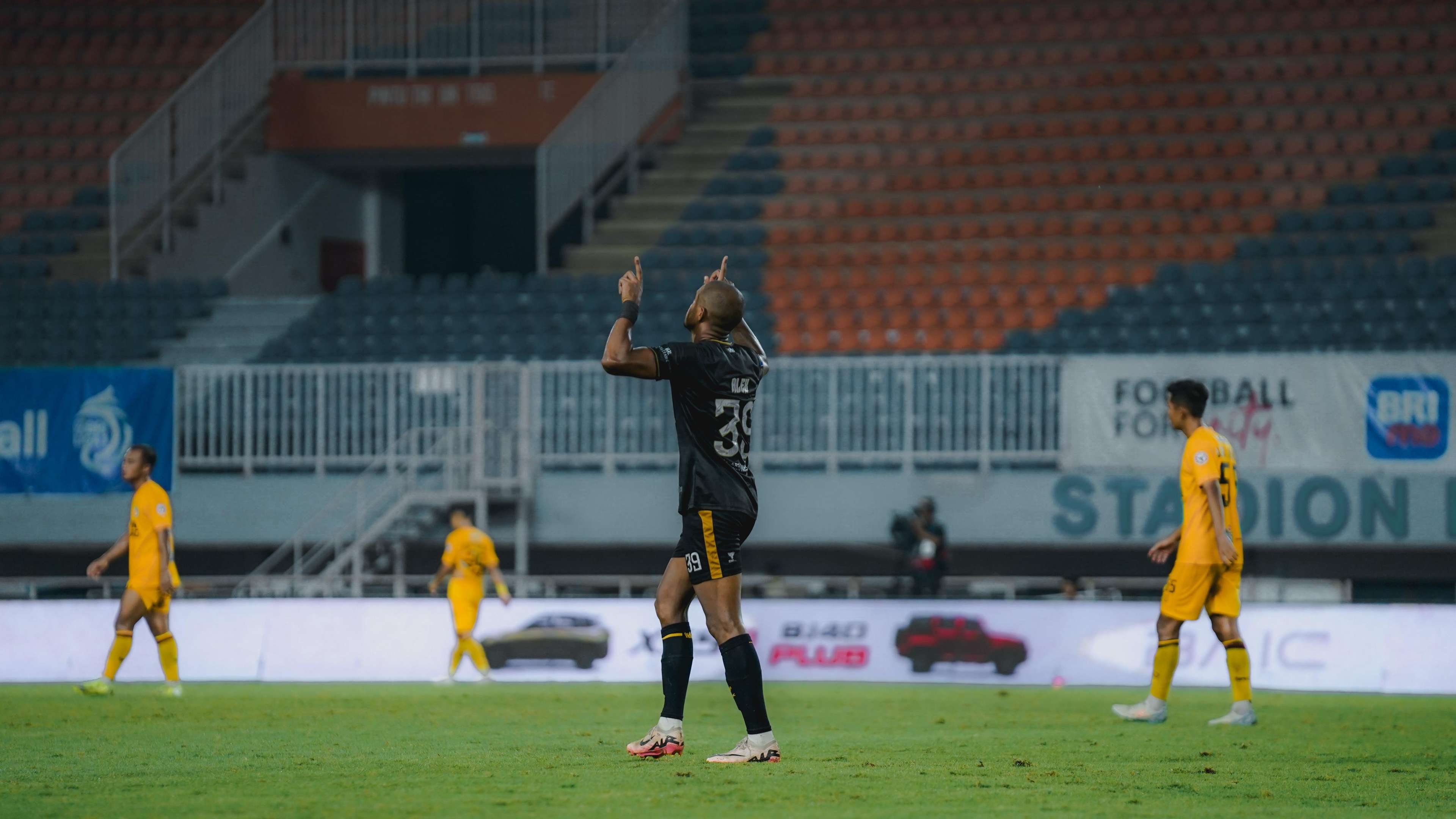 Dewa United vs Semen Padang