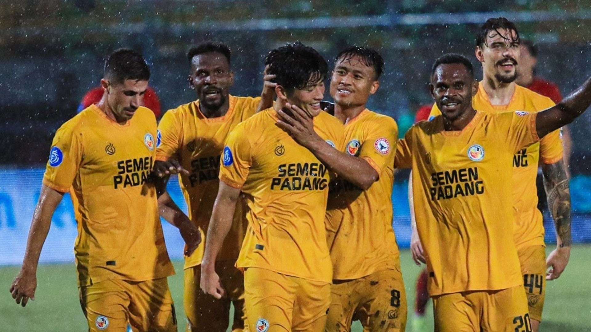Selebrasi pemain Semen Padang vs Madura United 10122024
