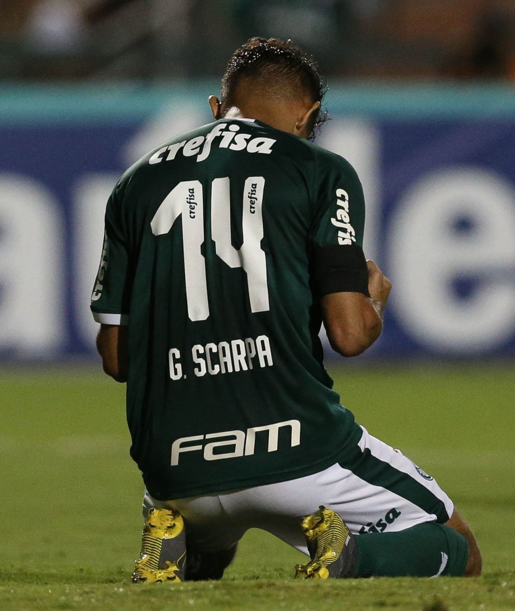 Gustavo Scarpa festeja gol pelo Palmeiras