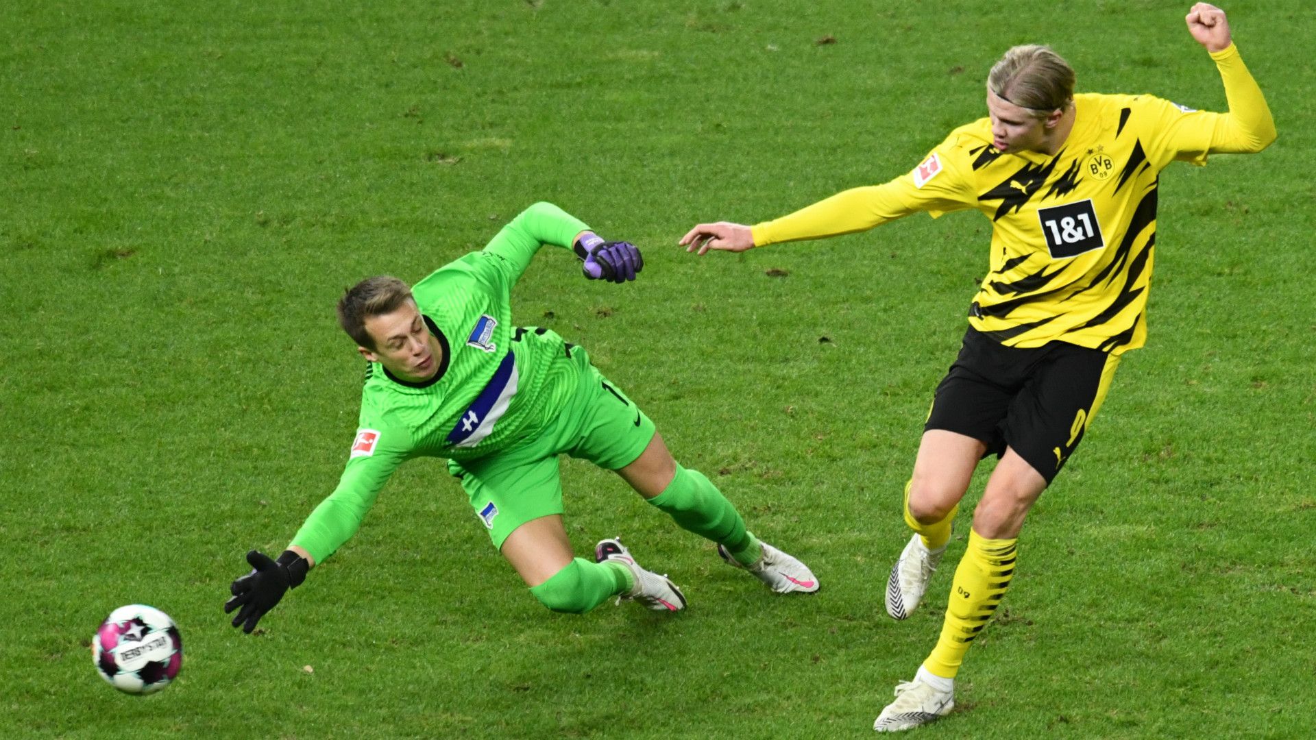 ALEXANDER SCHWOLOW HERTHA BSC ERLING HAALAND BORUSSIA DORTMUND BUNDESLIGA 21112020