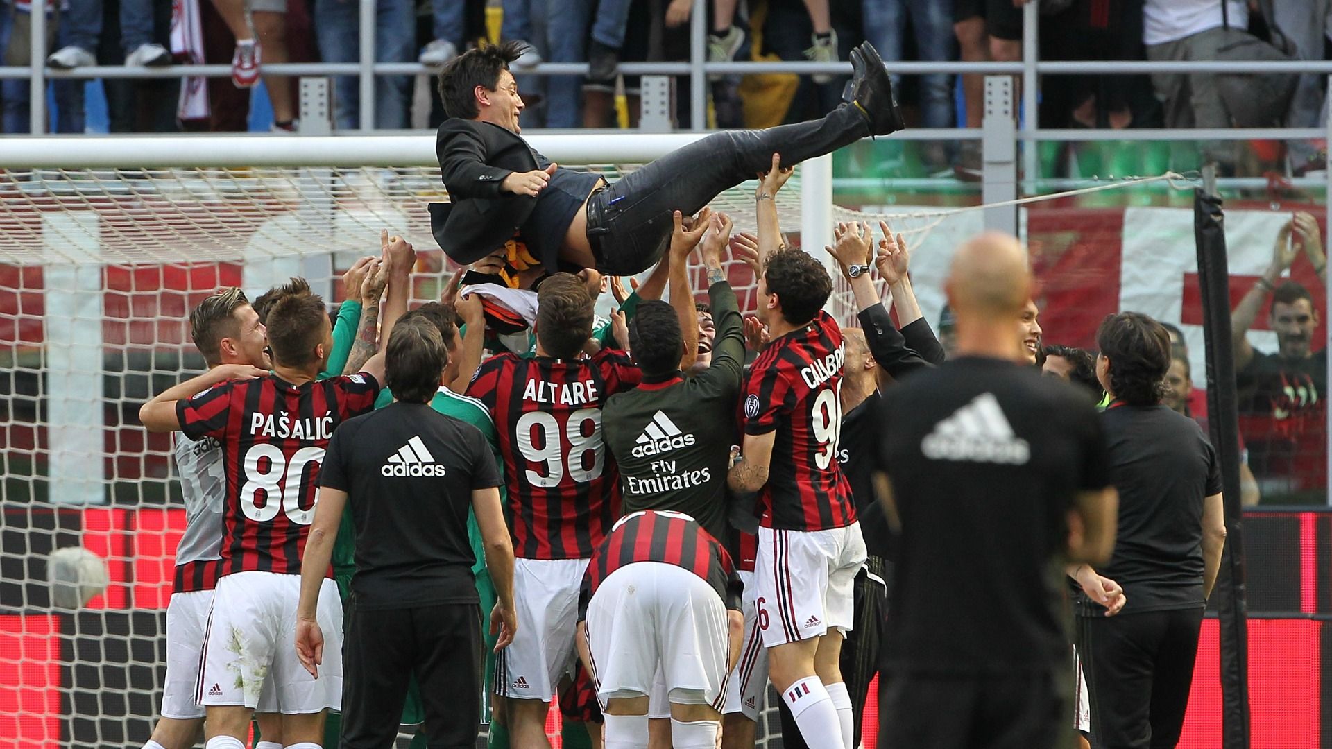 Vincenzo Montella Milan celebrating Serie A