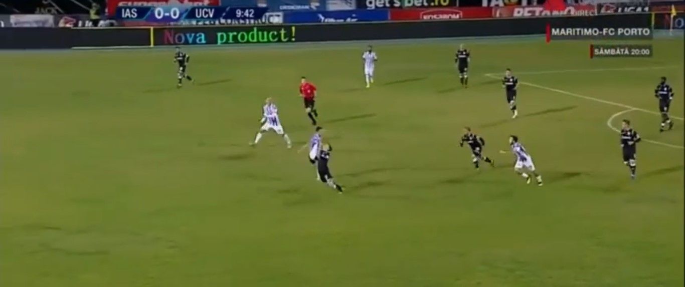 Reprodução do momento em que jovem romeno apaga em campo após choque forte