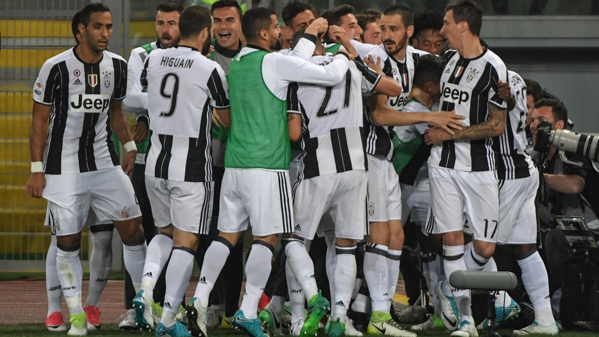 Juventus celebrating vs Roma