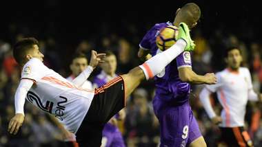 Joao Cancelo Karim Benzema Valencia Real Madrid LaLiga