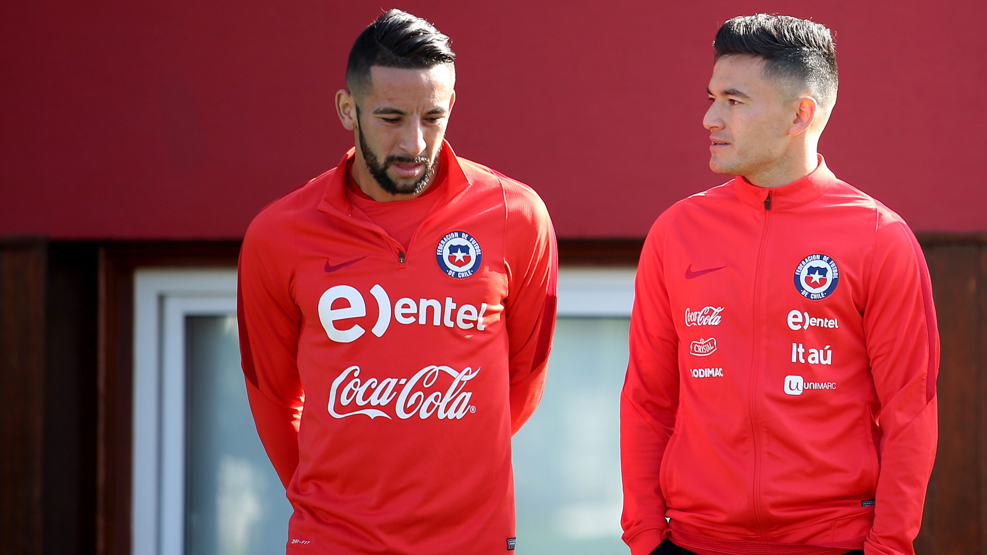 061017 training Chile - Mauricio Isla y Charles Aránguiz