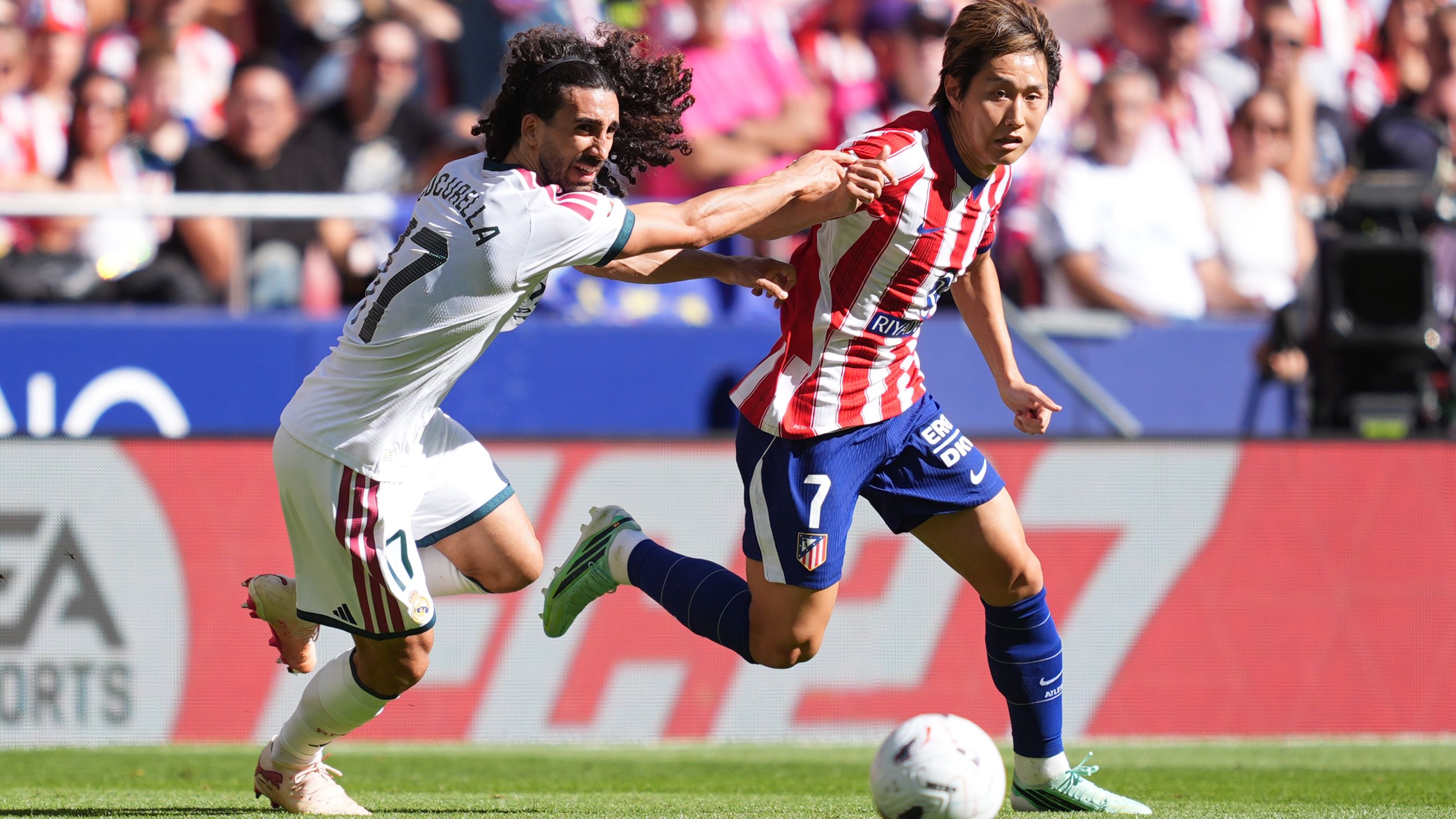 이강인 쿠쿠렐라 (Lee Kang-In of Atletico Madrid is challenged by Marc Cucurella of Real Madrid)