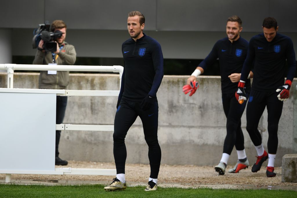 Harry Kane treina com novas chuteiras