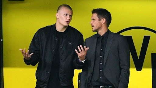 Erling Haaland im Gespräch mit BVB-Sportdirektor Sebastian Kehl