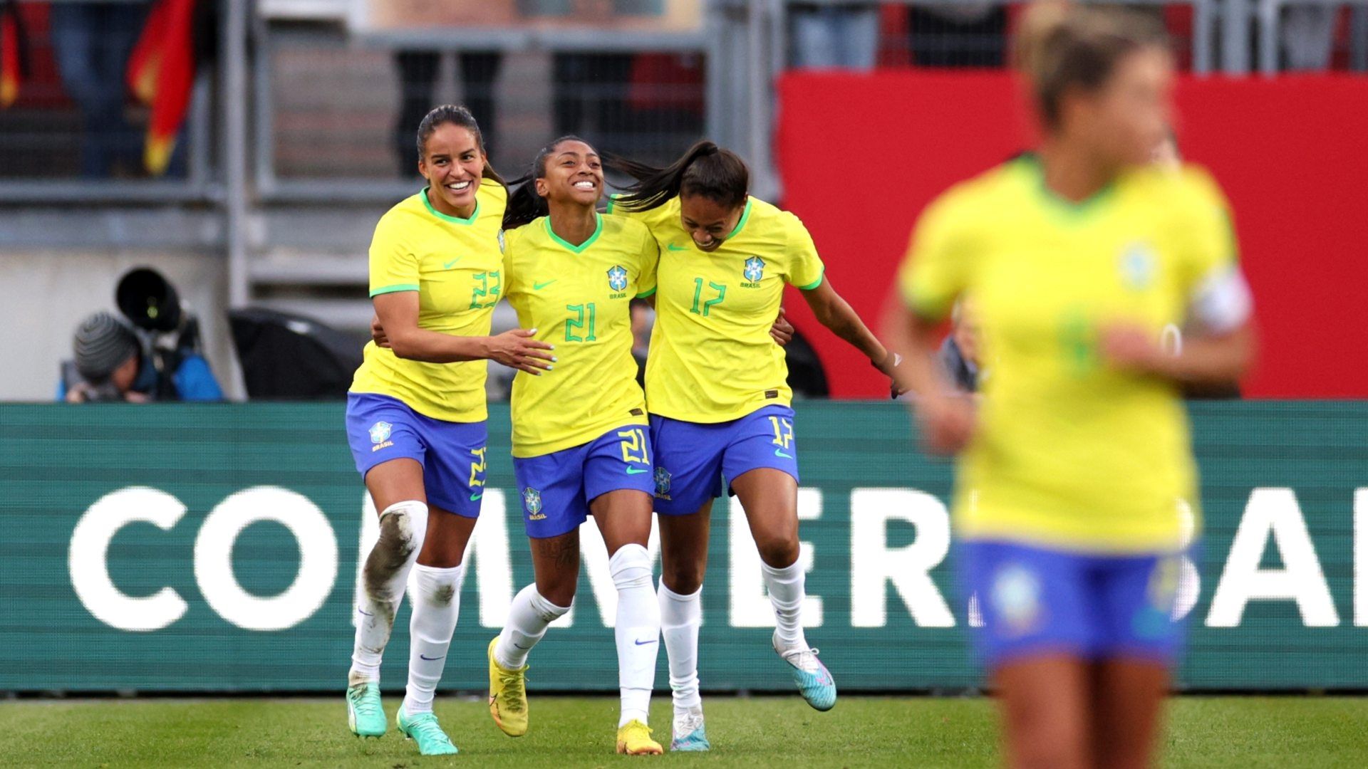 Jogadoras da seleção brasileira feminina comemoram gol em amistoso contra a Alemanha, 2023