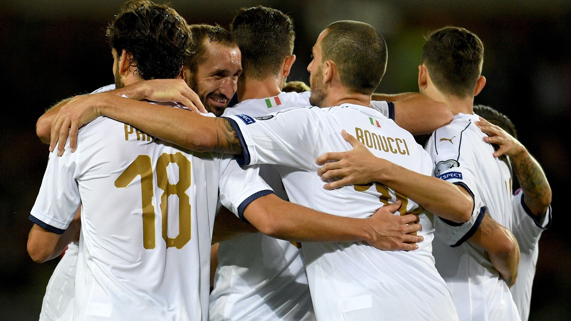Italy celebrating vs Macedonia