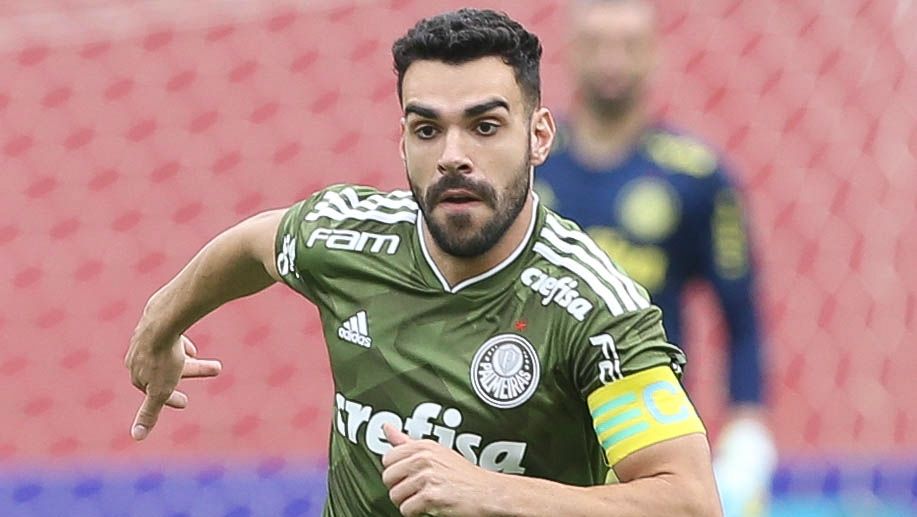 Bruno Henrique veste a braçadeira de capitão do Palmeiras