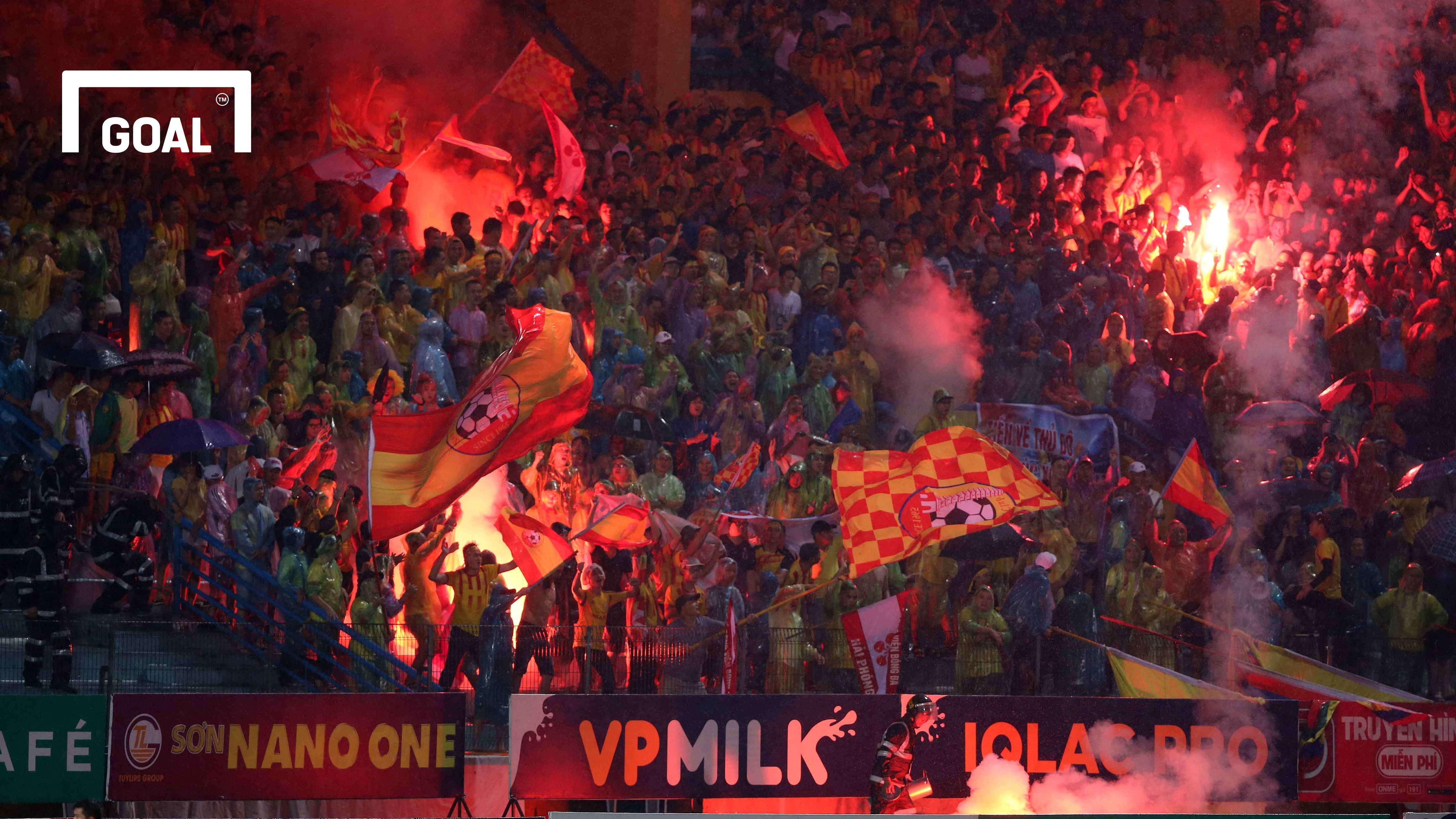 CĐV Nam Định đốt pháo sáng