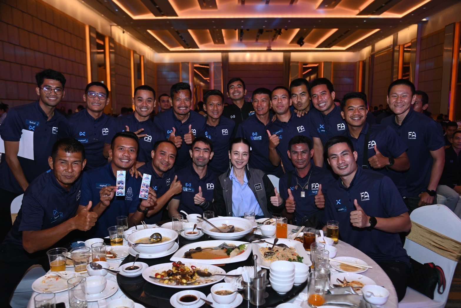 มอบตราฟีฟ่า แก่คณะผู้ตัดสิน