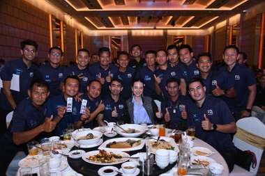 มอบตราฟีฟ่า แก่คณะผู้ตัดสิน