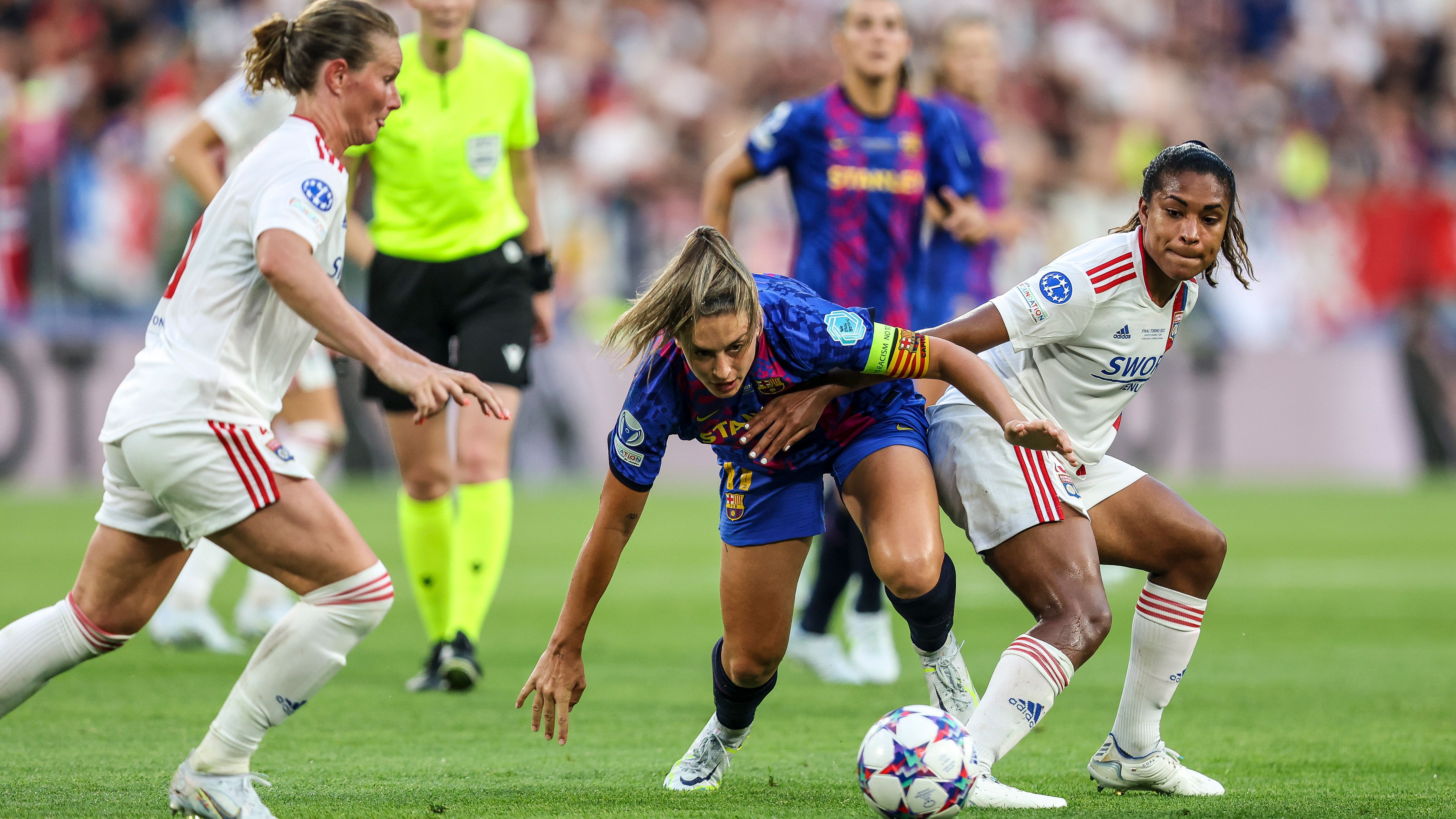 Alexia Putellas del Barcelona y Catarina Macario luchan por la posesión durante el partido final de la Liga de Campeones Femenina de la UEFA entre el FC Barcelona y el Olympique de Lyon en el Juventus Stadium el 21 de mayo de 2022 en Turín, Italia.