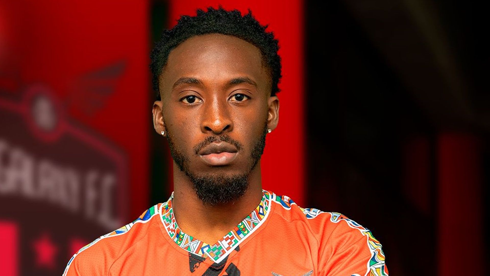 Ein Unbekannter blickt in die Ferne und verliert sich in der Welt von Hannah Owo