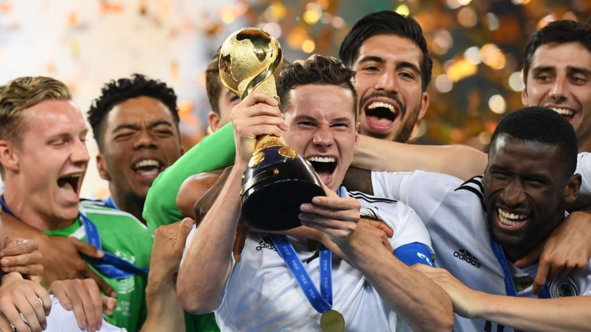 Julian Draxler con el trofeo de copa confederaciones