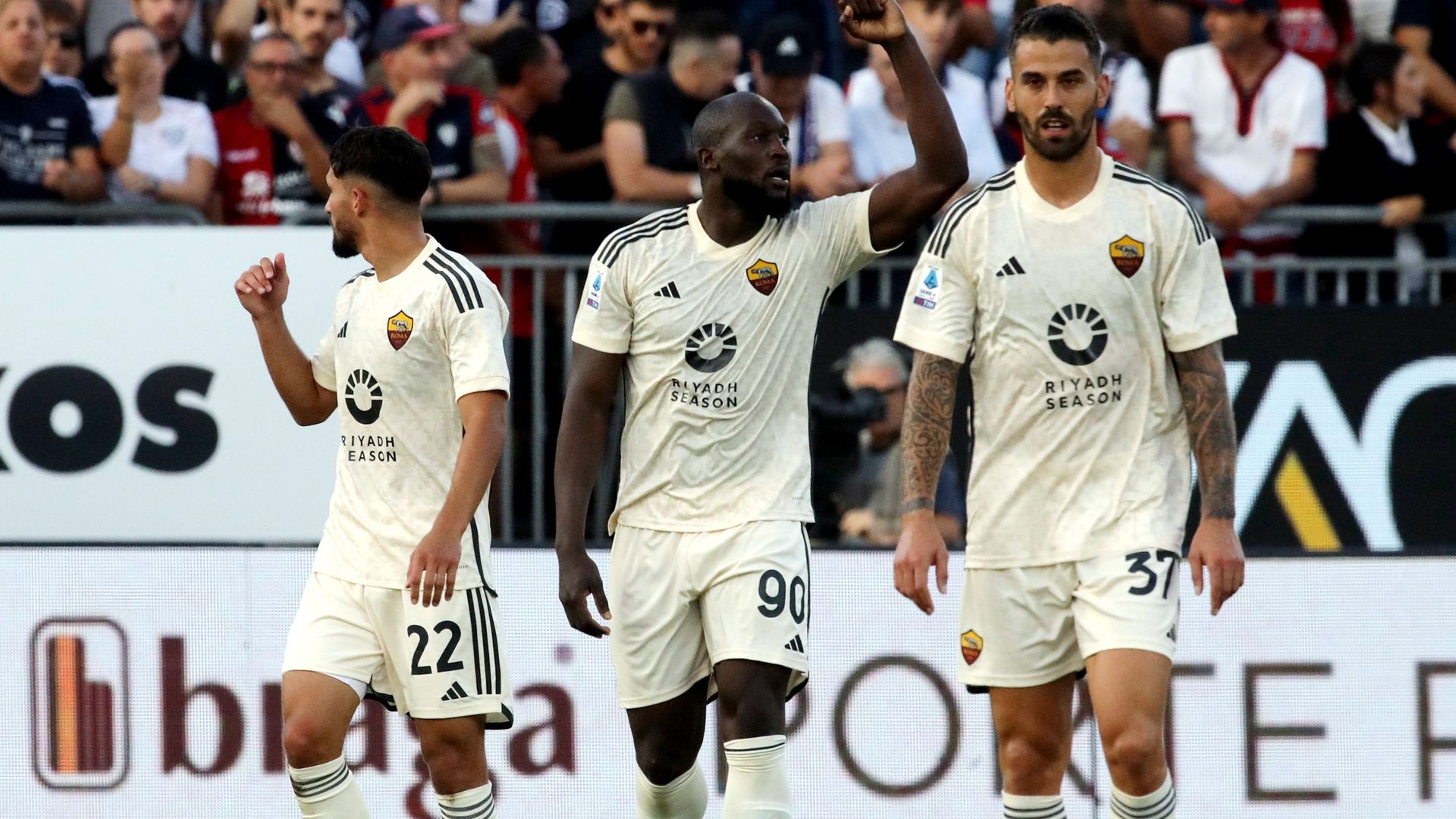 Roma celebrates goal against Cagliari