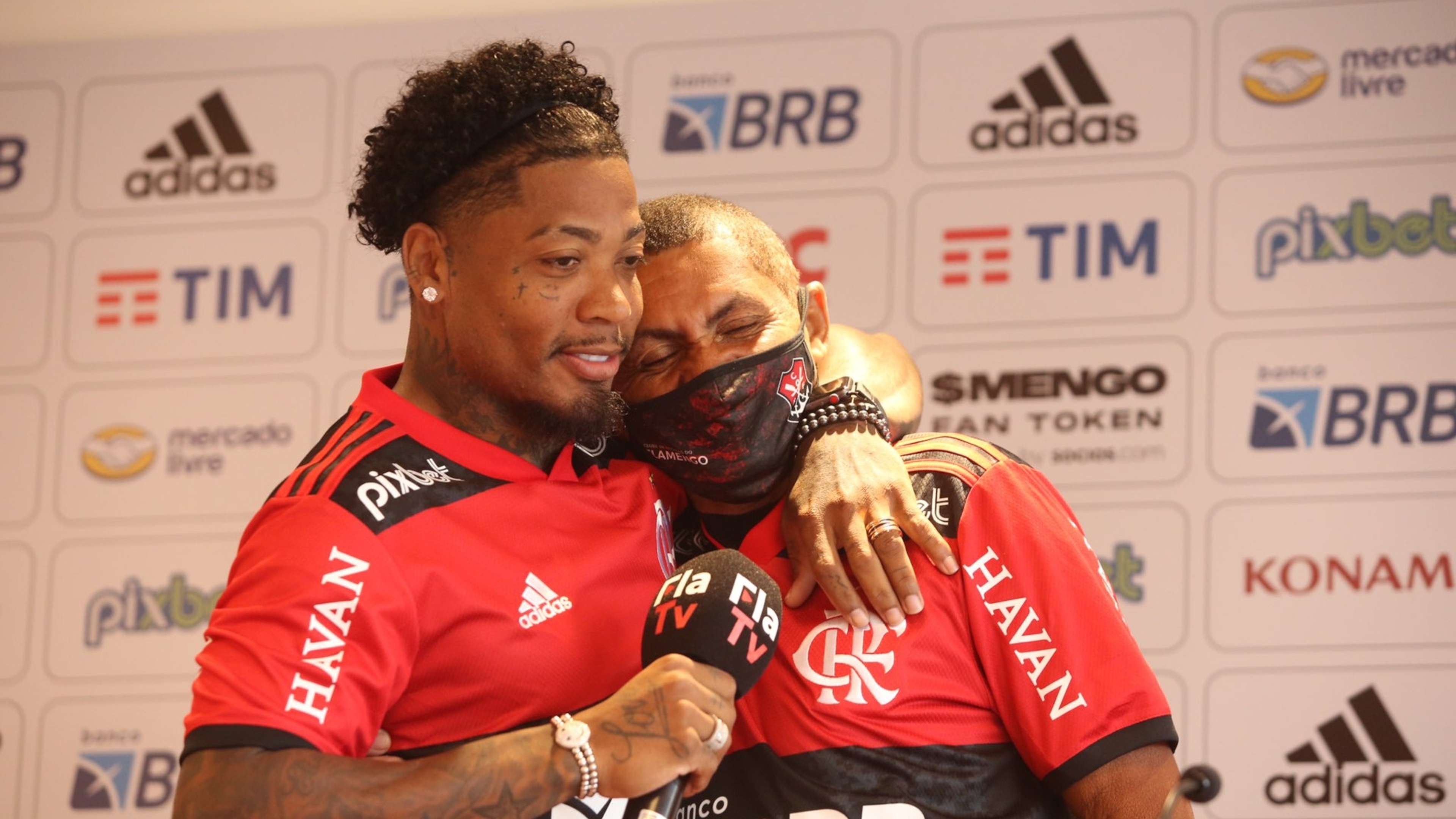 Marinho com o pai na apresentação no Flamengo, 31012021