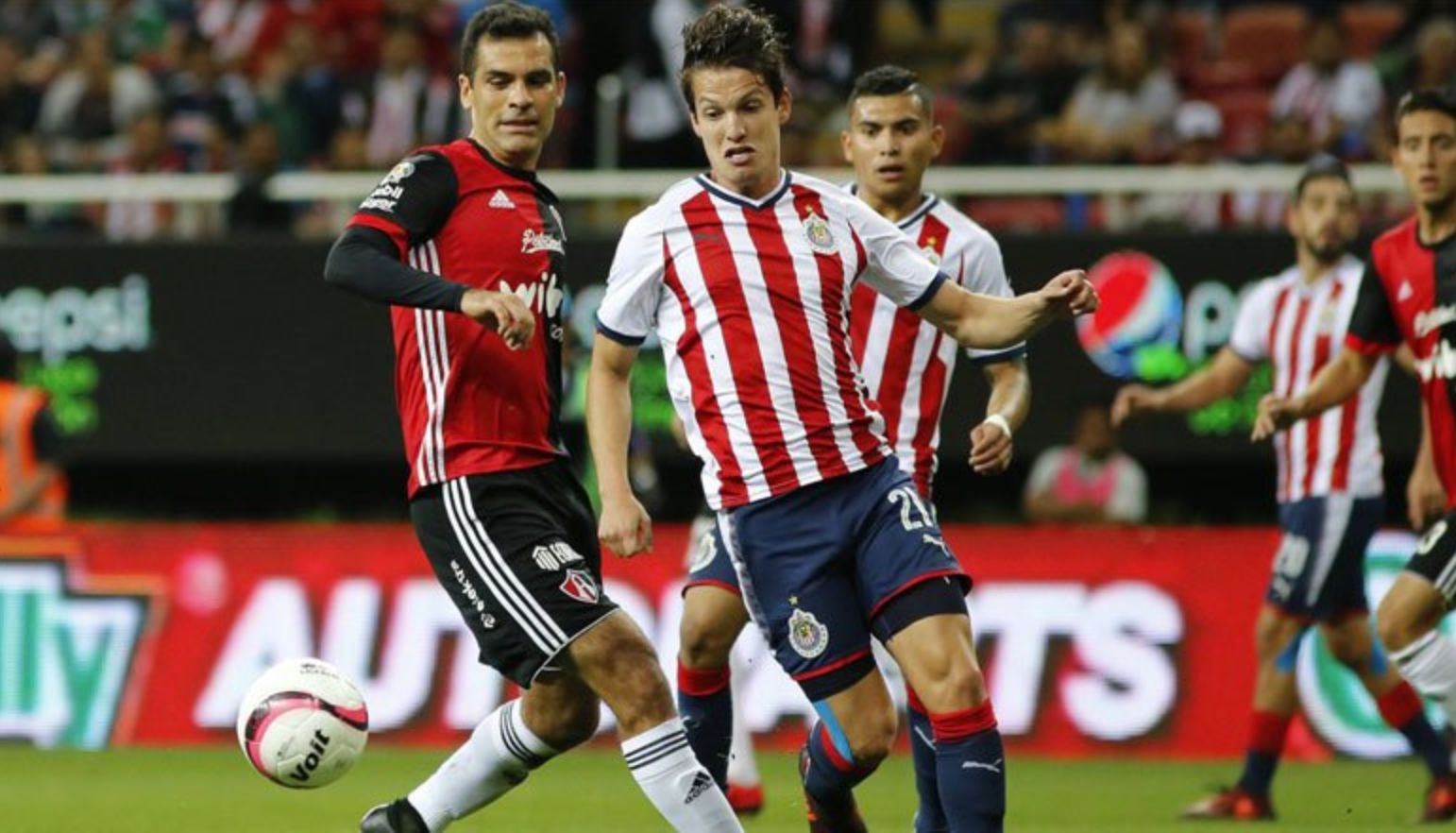 Carlos Fierro Rafa Márquez Chivas Atlas 261117