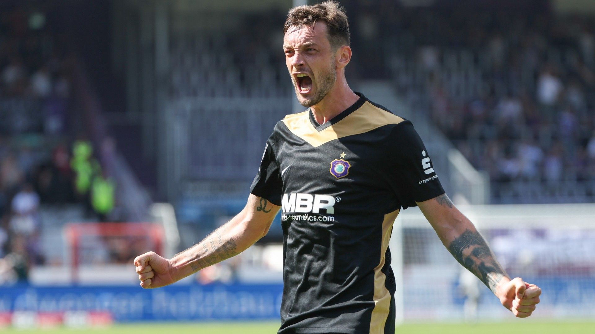 Boris Tashchy of Aue celebrates