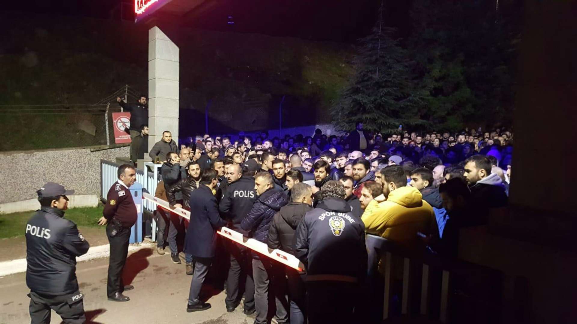 Trabzonspor fans support Unal Karaman 12292019