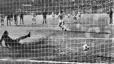 Chinaglia penalty screen Lazio Foggia Serie A 1974