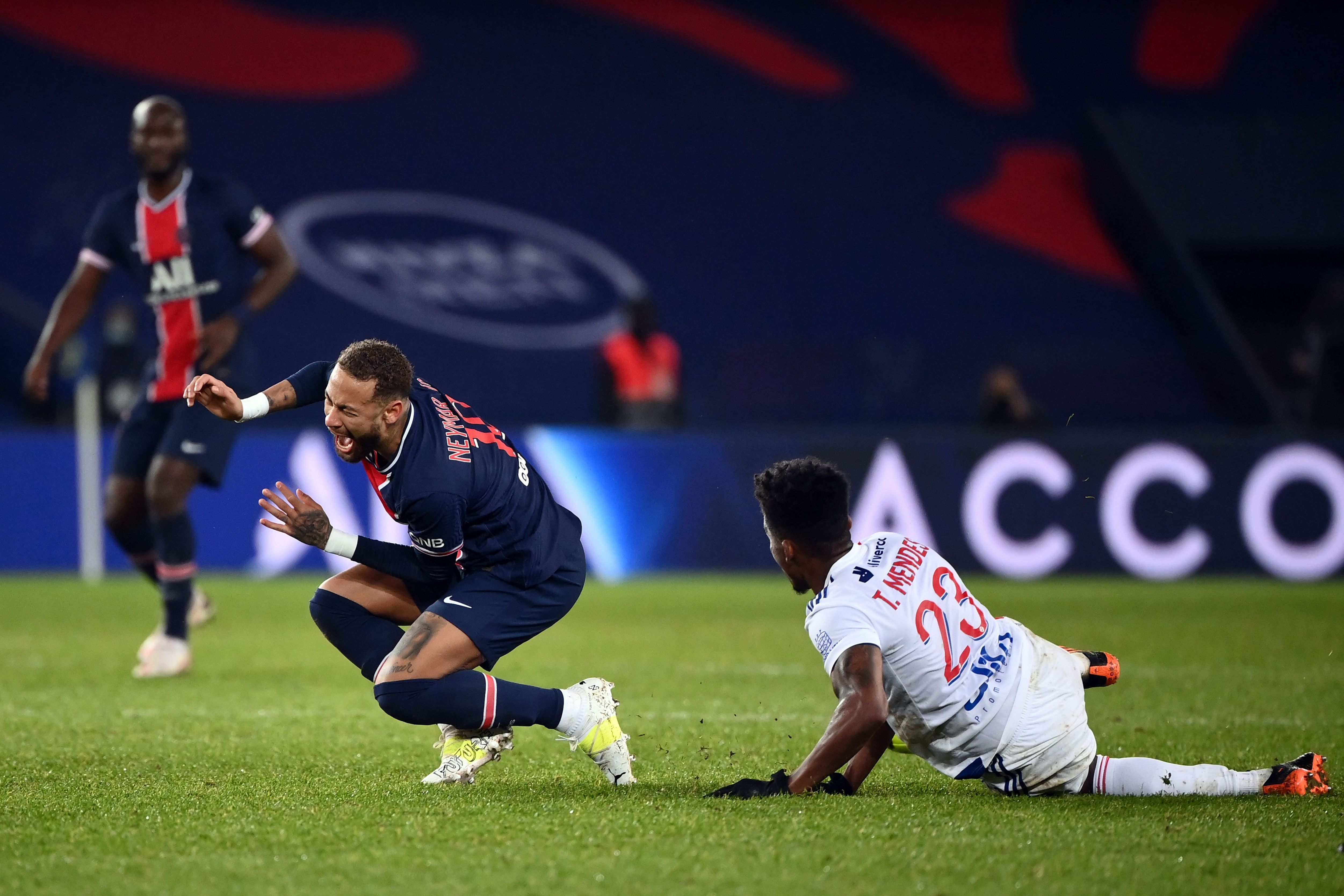 Blessure Neymar cheville tacle Thiago Mendes